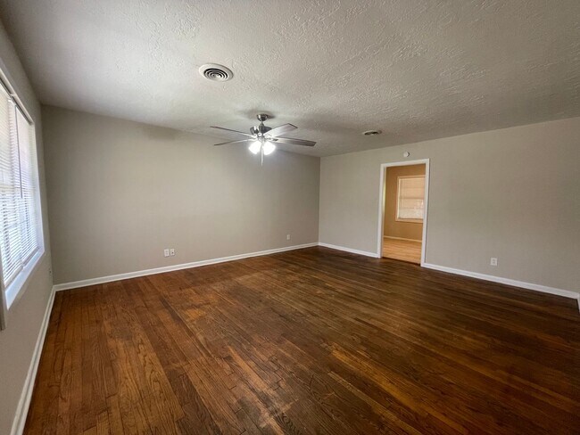 Foto del edificio - Fall 2025 Pre-Lease! 4 Bed near Northgate ...