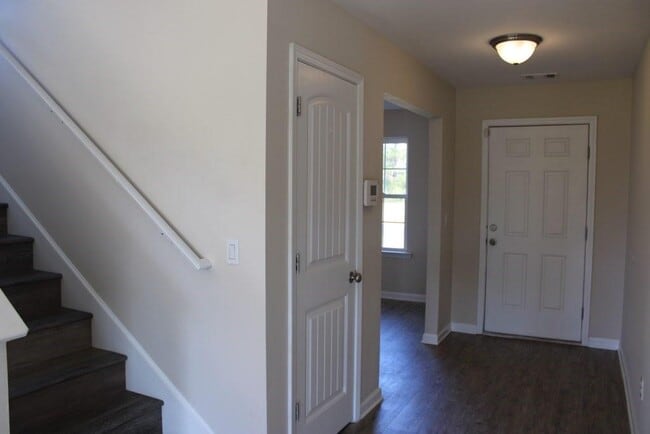 Building Photo - 119 Roswell Dr W