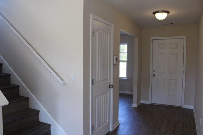 Foto del edificio - 119 Roswell Dr W