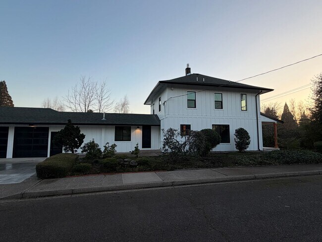 Foto del edificio - WAL2 - FULLY renovated 3 bed 1.5 bath on OAKWAY!