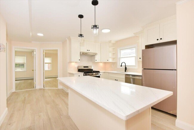 Foto del edificio - 57-63-63 Cloverdale Blvd