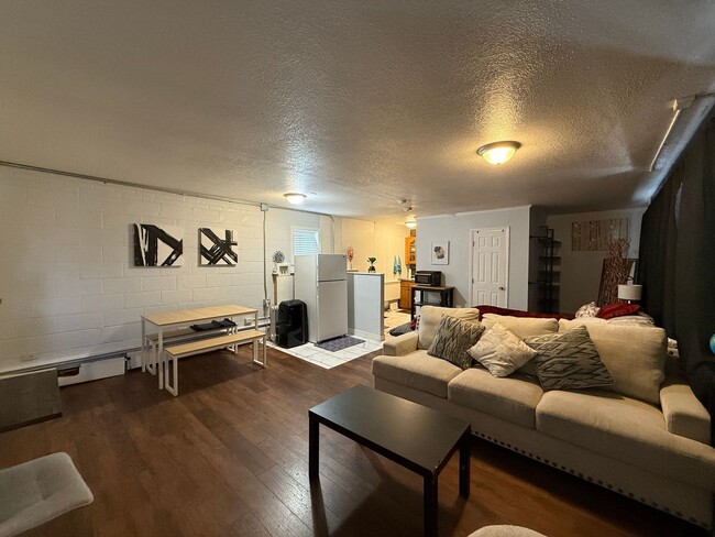 Building Photo - MOVE-IN READY Cozy Studio on South Broadway!!