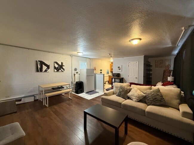 Foto del edificio - MOVE-IN READY Cozy Studio on South Broadway!!
