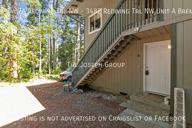 Building Photo - Pacific Northwest living, 2 bed/1 bath in ...
