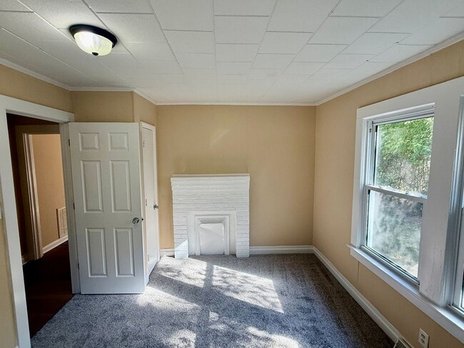 Foto del edificio - Three bedroom, 1 bath house in Burlington