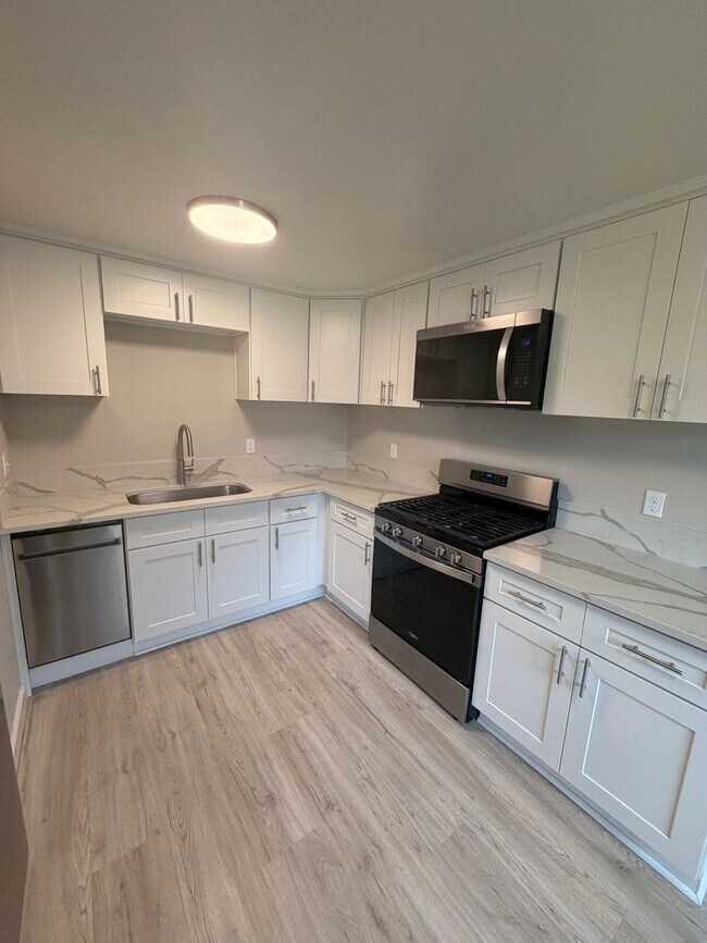 Building Photo - Newly Remodeled Large 2 Bedroom!