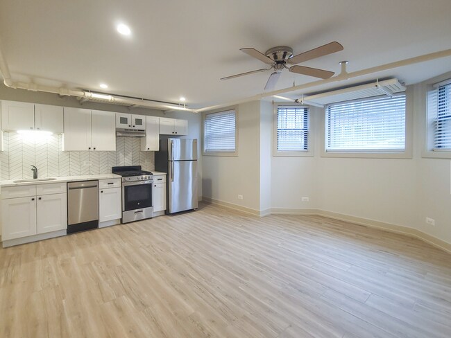 Building Photo - 5941 N Paulina St