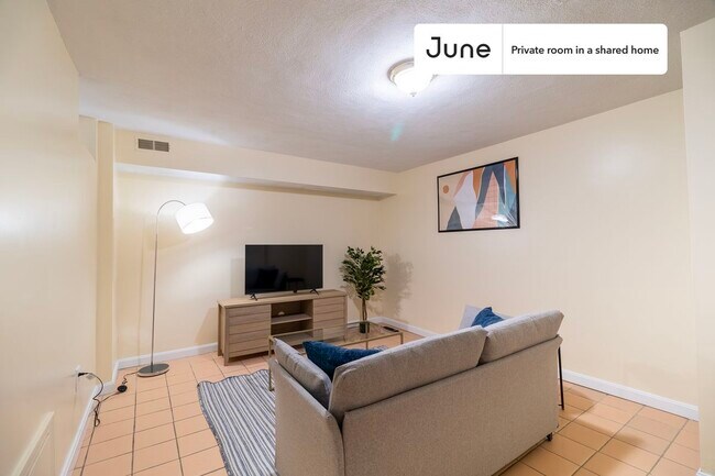Foto del edificio - Private bedroom in 3 bed/2 bath Home