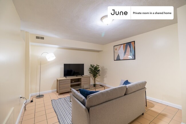 Building Photo - Private bedroom in 3 bed/2 bath Home
