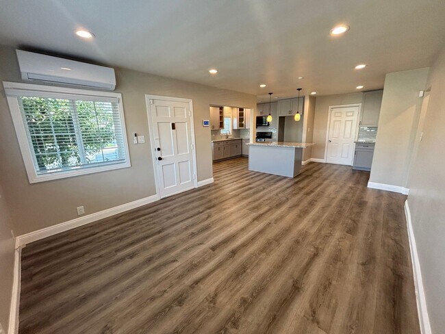 Foto del edificio - Spacious 2 Bedroom Home with 2 Bonus Rooms