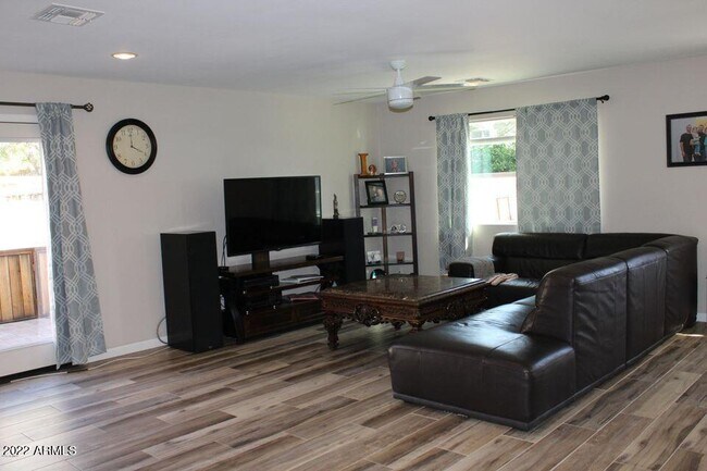 Building Photo - 2809 E Desert Cove Ave