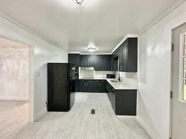Building Photo - 2401 Woodleaf Dr