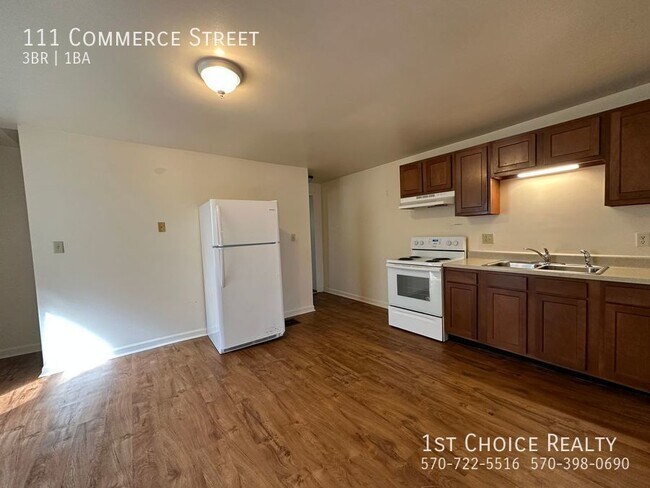 Building Photo - 3 bedroom half double with most utilities ...