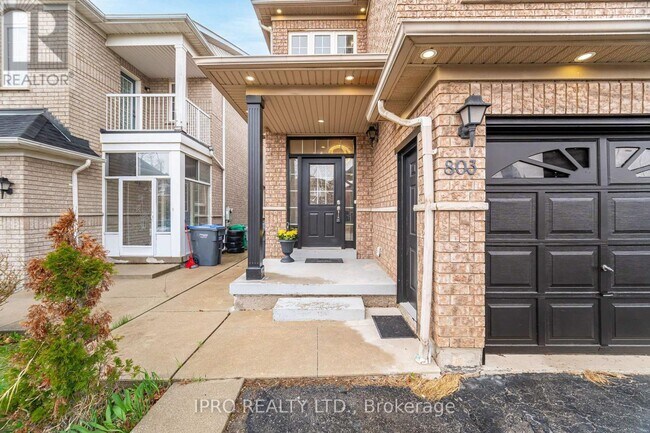 Building Photo - 803 Khan Crescent