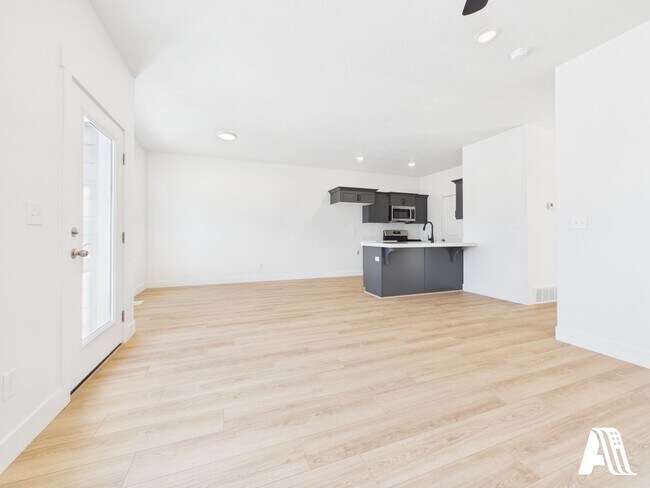 Building Photo - 437 E 650 N