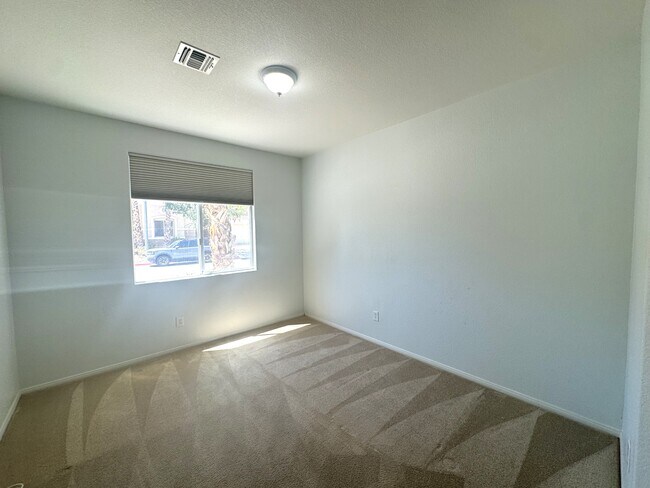 Building Photo - 9256 Blue Flax Pl
