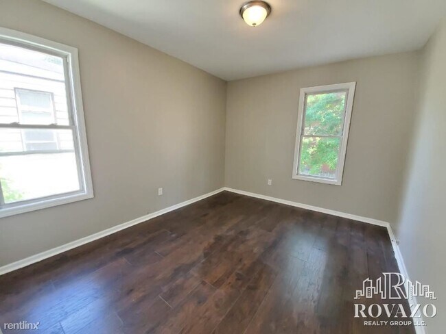 Building Photo - 1 br, 1 bath  - 9 Shaw Ave 3