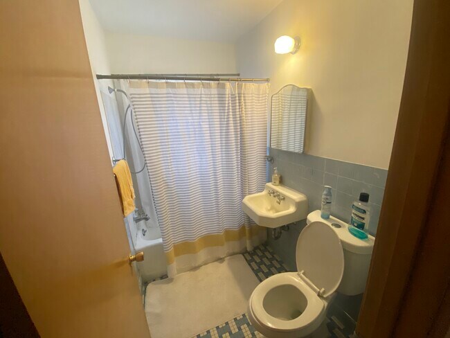 Full Bath - 5502 Oliver Ave S