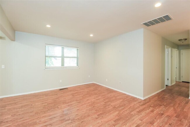 Foto del edificio - 1111 E Willow Pl
