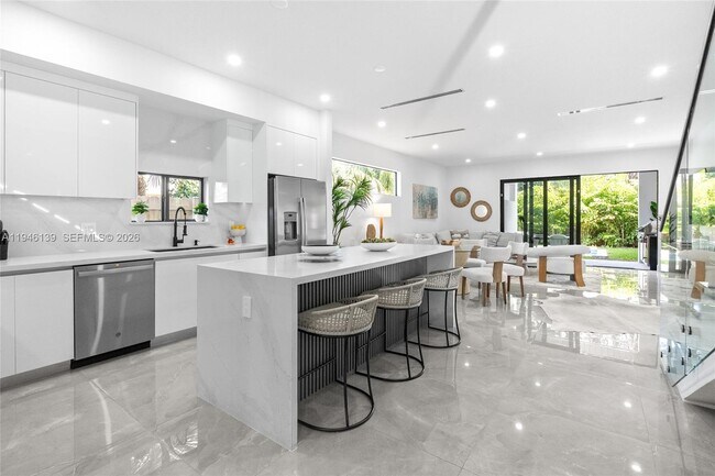 Building Photo - 325 SW 16th St