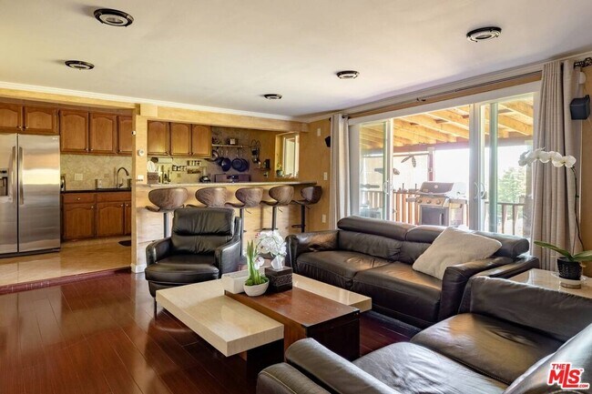 Foto del edificio - 15555 High Knoll Rd