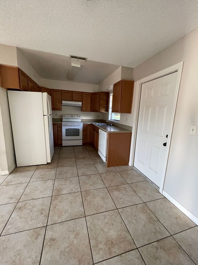 Building Photo - Nice 2/1 Duplex Home for Rent in St. Cloud