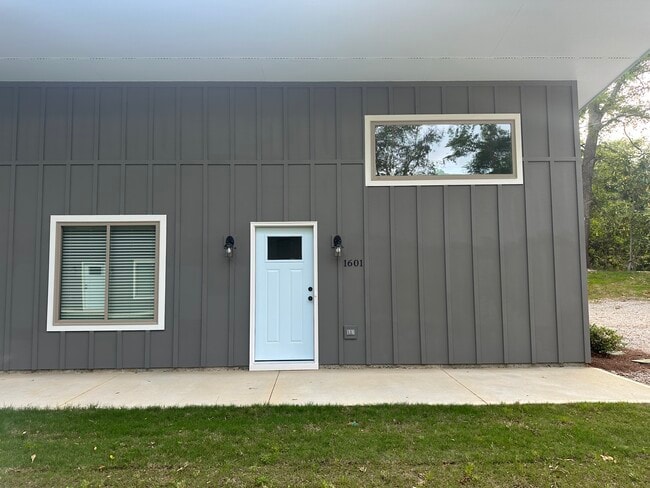 Building Photo - 1601 Auburn St