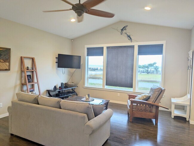 Foto del edificio - 3 Bed, 2 Bath Home - Walking Distance to t...