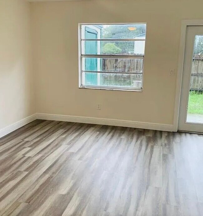 Foto del edificio - 5161 Tennis Court Cir
