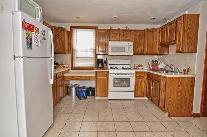 Primary Photo - 667 Saratoga St
