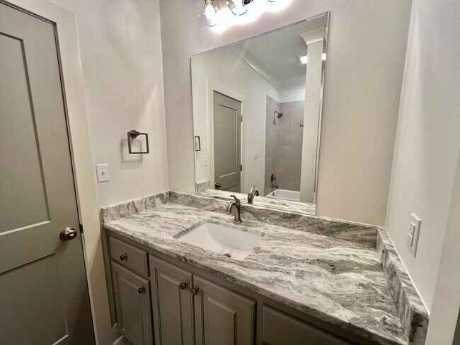 Foto del edificio - Spacious Two Bedroom Townhouse off Jeffers...
