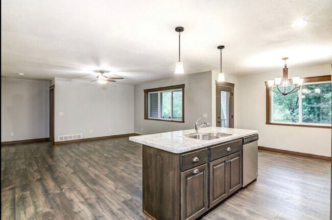 Foto del edificio - 971 Daisy Ln