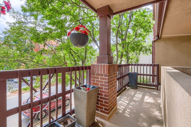 Foto del edificio - 1641 N Washington St