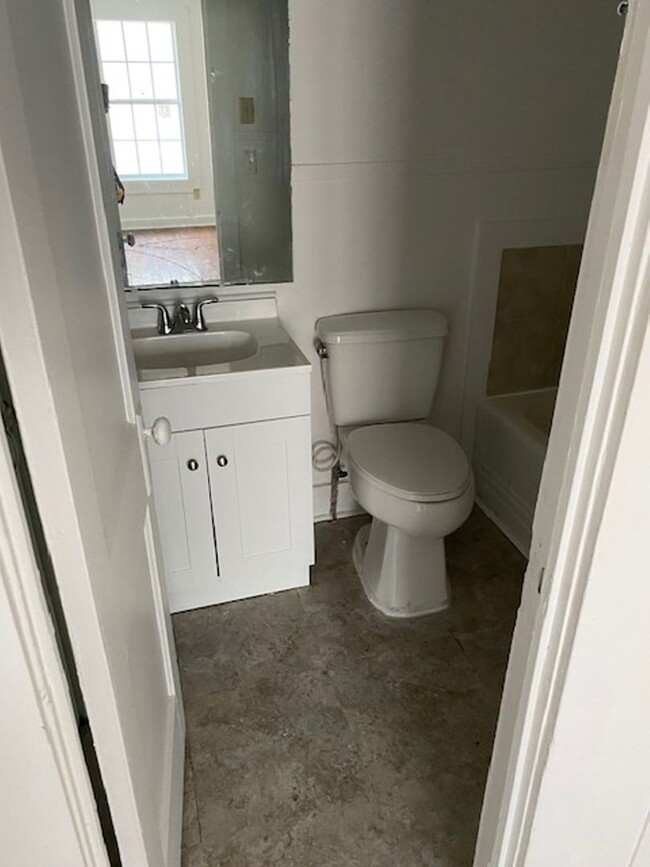 Building Photo - Renovated 1 Bedroom 1 Bath Unit for Rent!