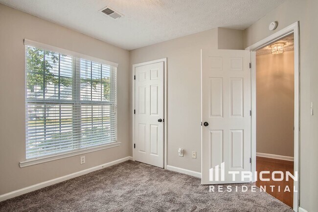 Building Photo - 9582 Lakeview Cir