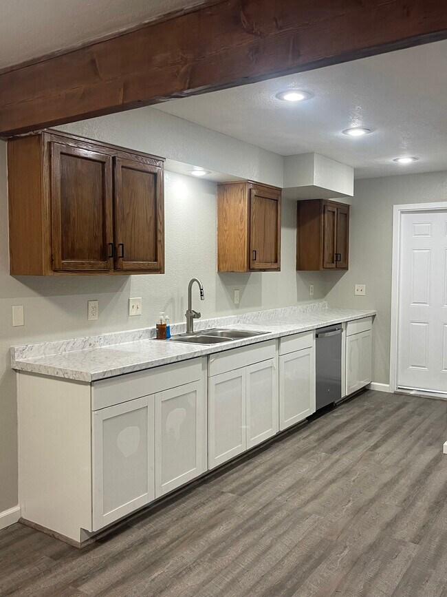 Building Photo - 14210 Beverly Park Rd