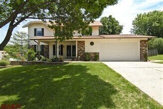 Building Photo - 4 Oak Park Dr