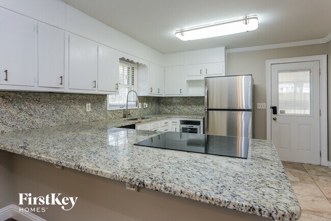 Building Photo - 2138 Powers Ferry Dr SE