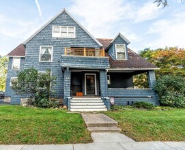Building Photo - 595 University Ave