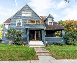 Building Photo - 595 University Ave