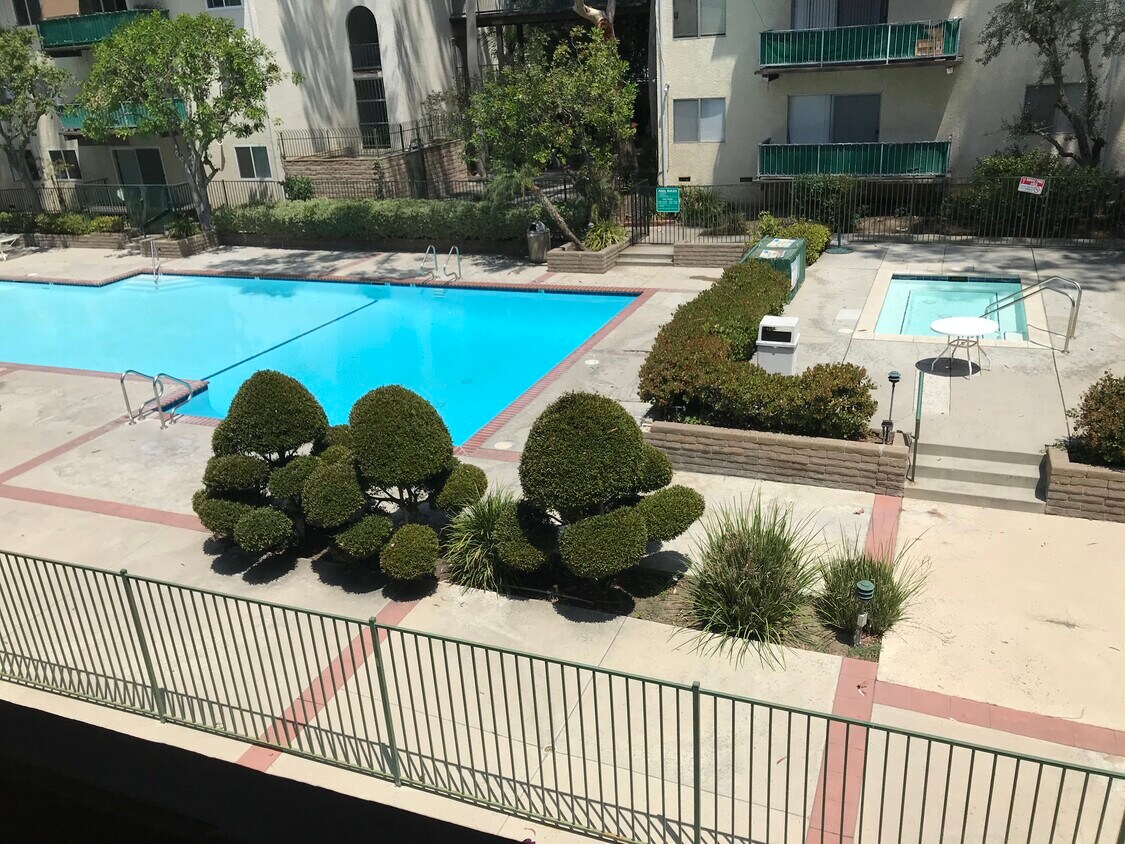 large swimming pool & jacuzzi - 5460 White Oak Ave