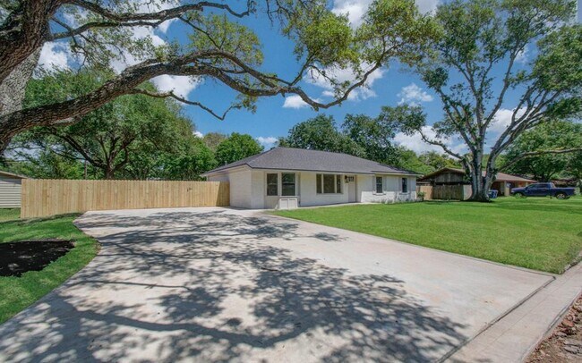Foto del edificio - 624 Willow Ln