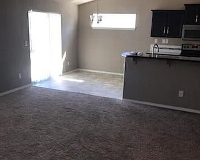 Building Photo - Three-bedroom House