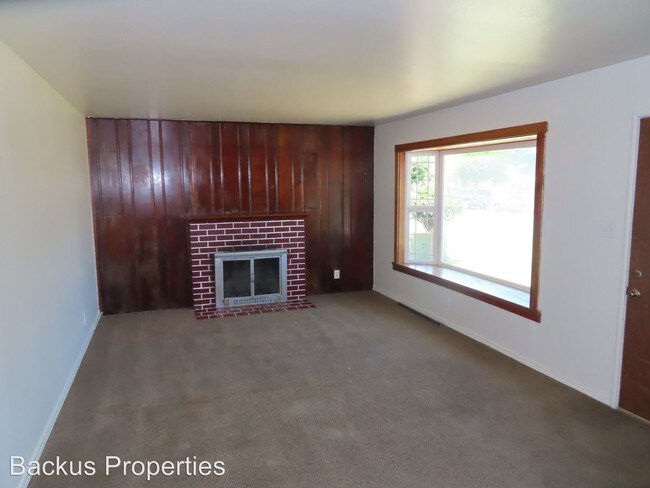 Building Photo - 4 br, 2 bath House - 990 N. Madeira Ave.