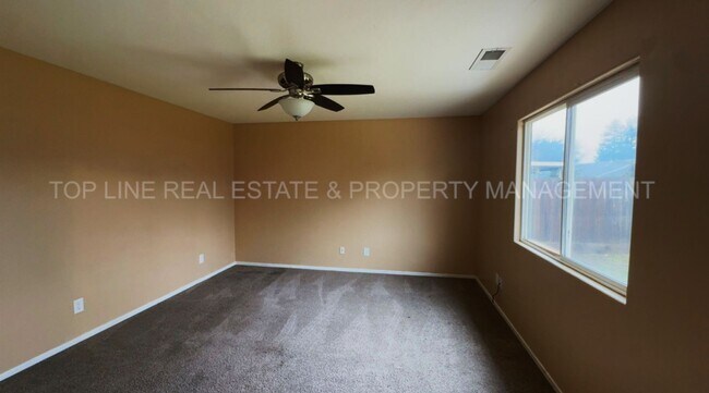 Foto del edificio - Beautiful home for rent in NW Visalia