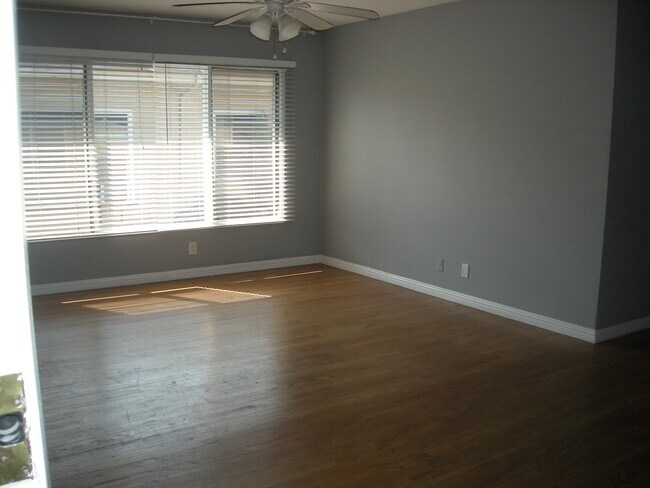 Sala de estar desde la entrada - 1108 S Sherbourne Dr