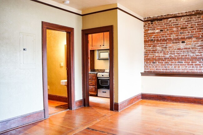 Foto del edificio - Spacious Vintage 1-Bed with Exposed Brick,...