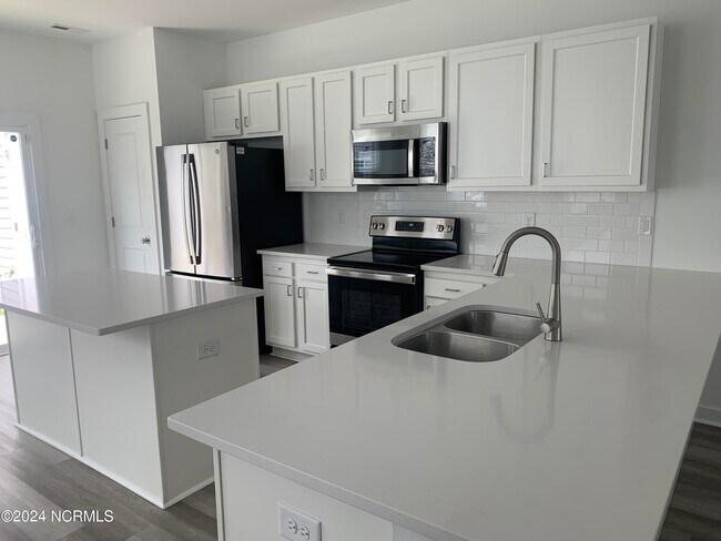 Building Photo - 425 Sunfish LN