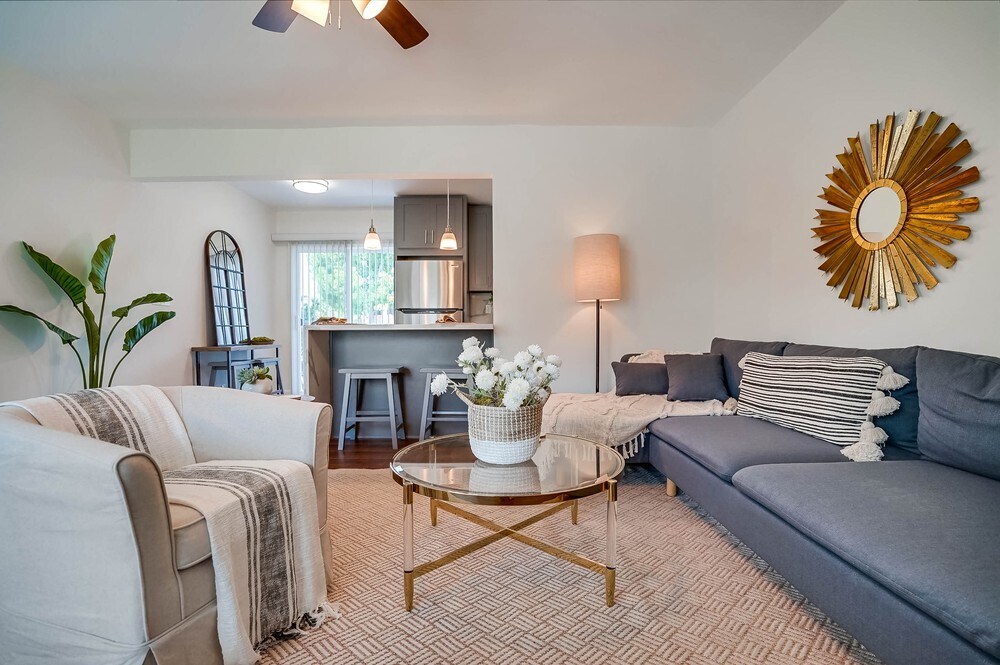 Beautiful, remodeled 2bd/1.5ba W/ Large Patio and In Unit W/D - 920 Enterprise Ave