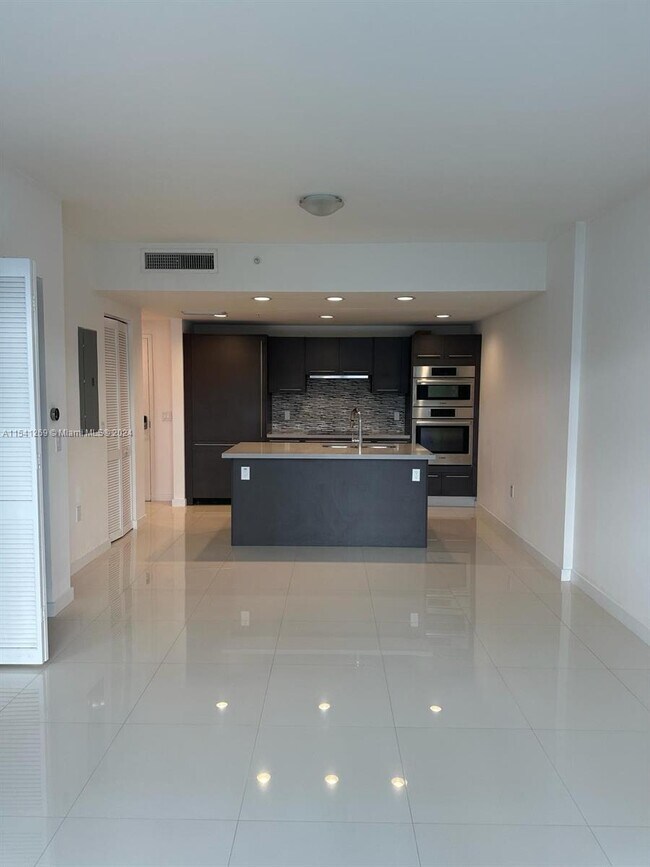 Foto del edificio - 7875 NW 107th Ave